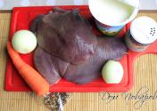 Тушеная говяжья печень со сметаной и луком, рецепт с фото